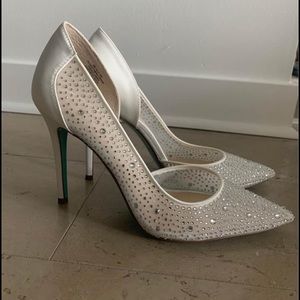 Betsy Johnson-Ivory crystal illusion pumps with turquoise bottoms. Size 9